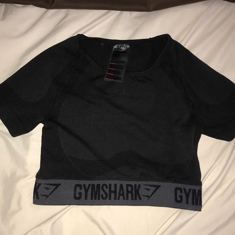 SMALL GYMSHARK BLACK FLEX CROP